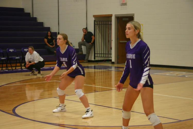 Jets volleyball flies past Purple Hornets